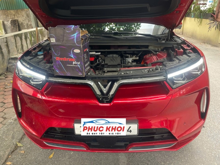 nhân viên thay ắc quy xe VinFast tận nhà dân ở Hưng Yên