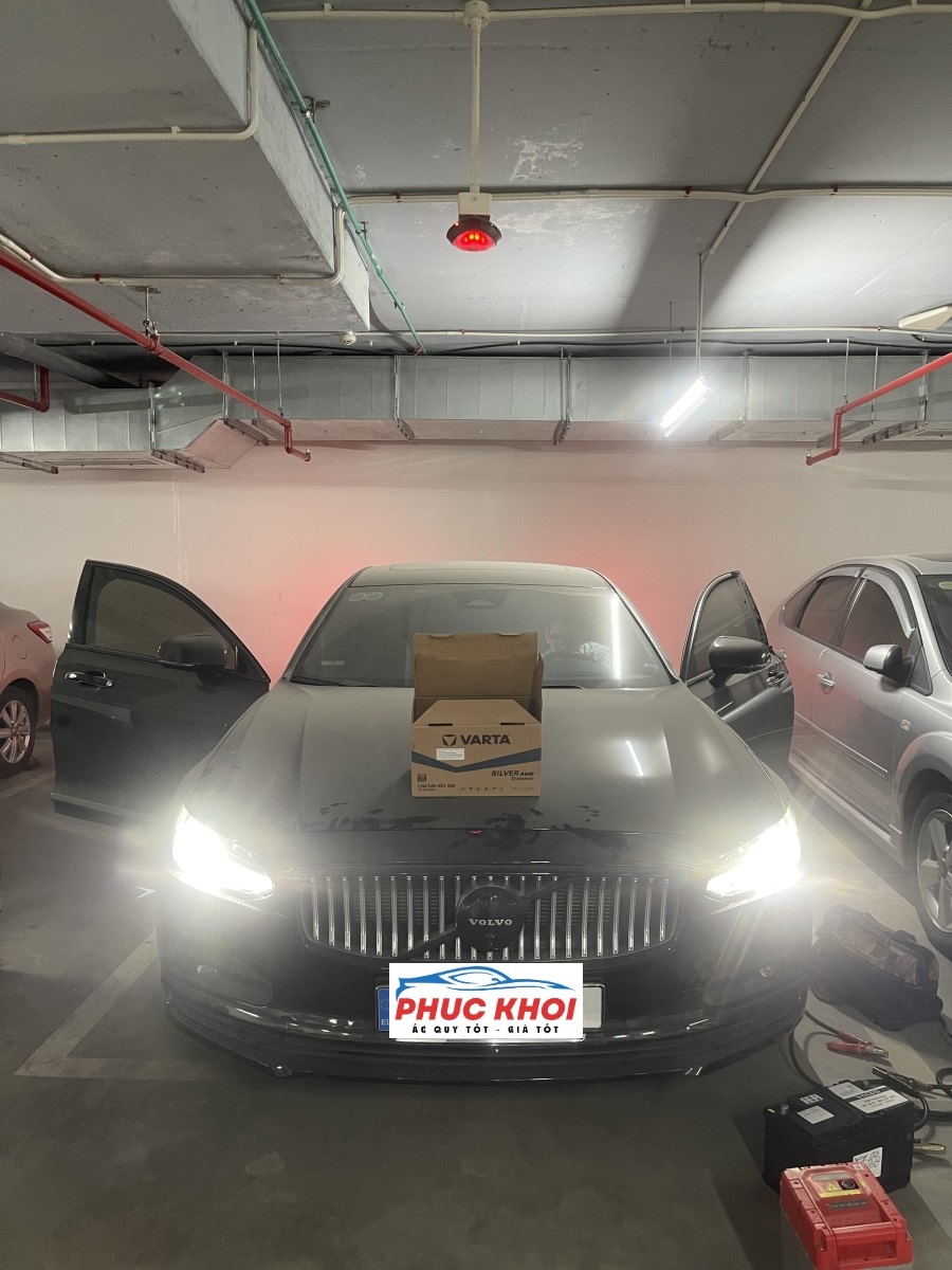 nhân viên thay ắc quy xe Mazda tận nhà dân ở Hưng Yên