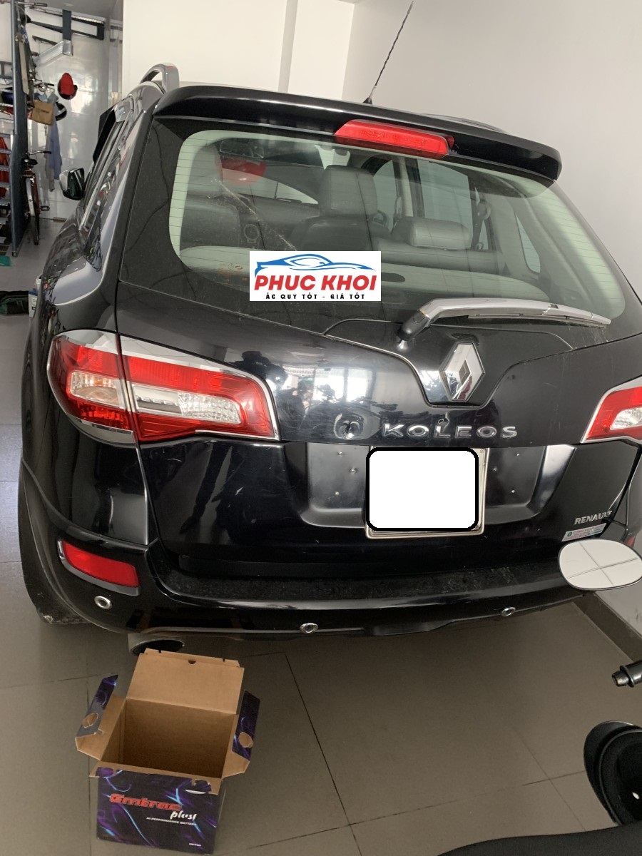 nhân viên thay ắc quy xe Volvo tận nhà dân ở Hưng Yên